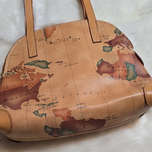 Love to Travel? Here's Your Map (Bag) - Picture 4 of 12